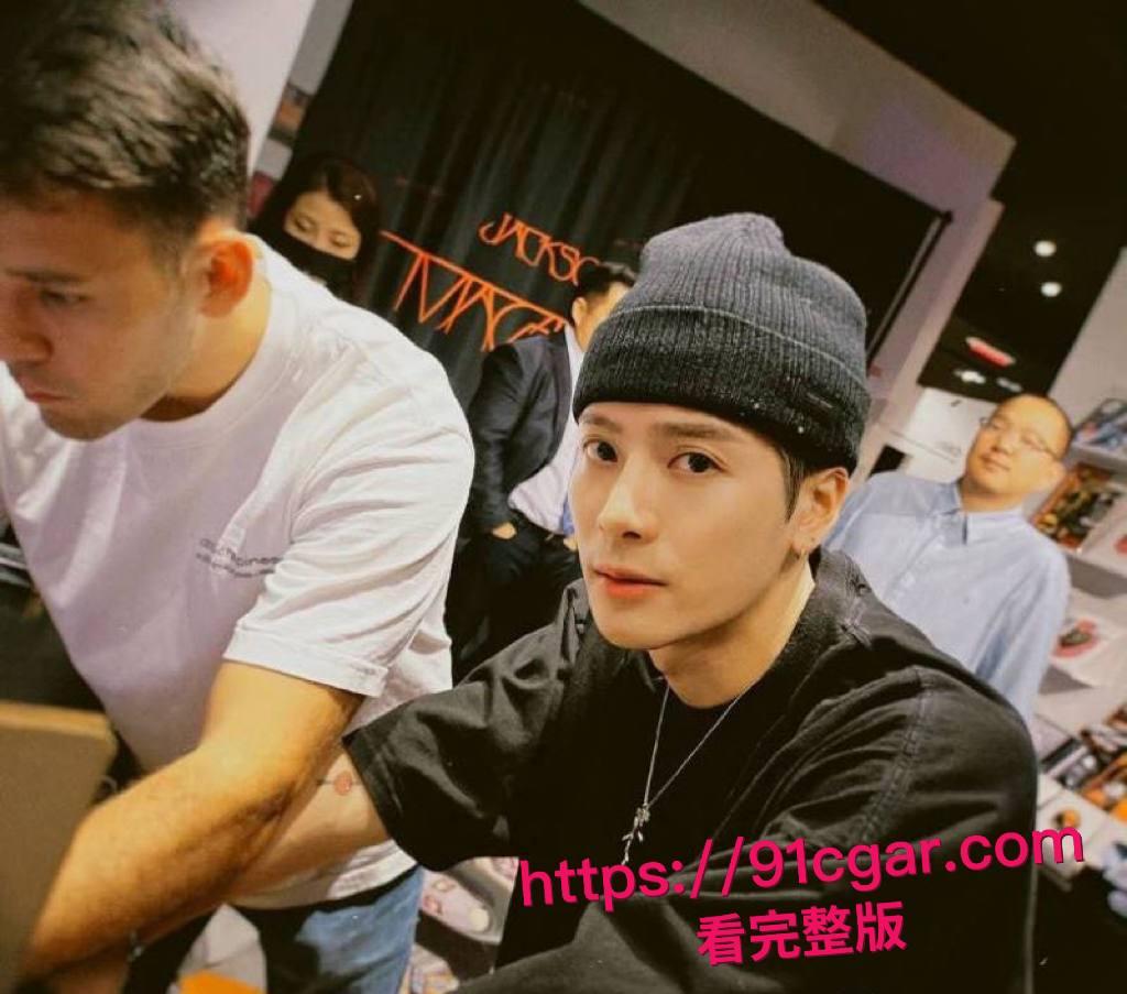 顶流明星 王嘉尔 自曝解决生理需求方式 私生活混乱竟是上海夜店常客 狂欢蹦迪勾搭女粉 床照亲密照全网疯传！-1