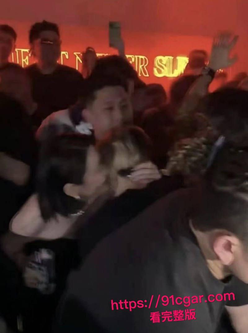 顶流明星 王嘉尔 自曝解决生理需求方式 私生活混乱竟是上海夜店常客 狂欢蹦迪勾搭女粉 床照亲密照全网疯传！-8