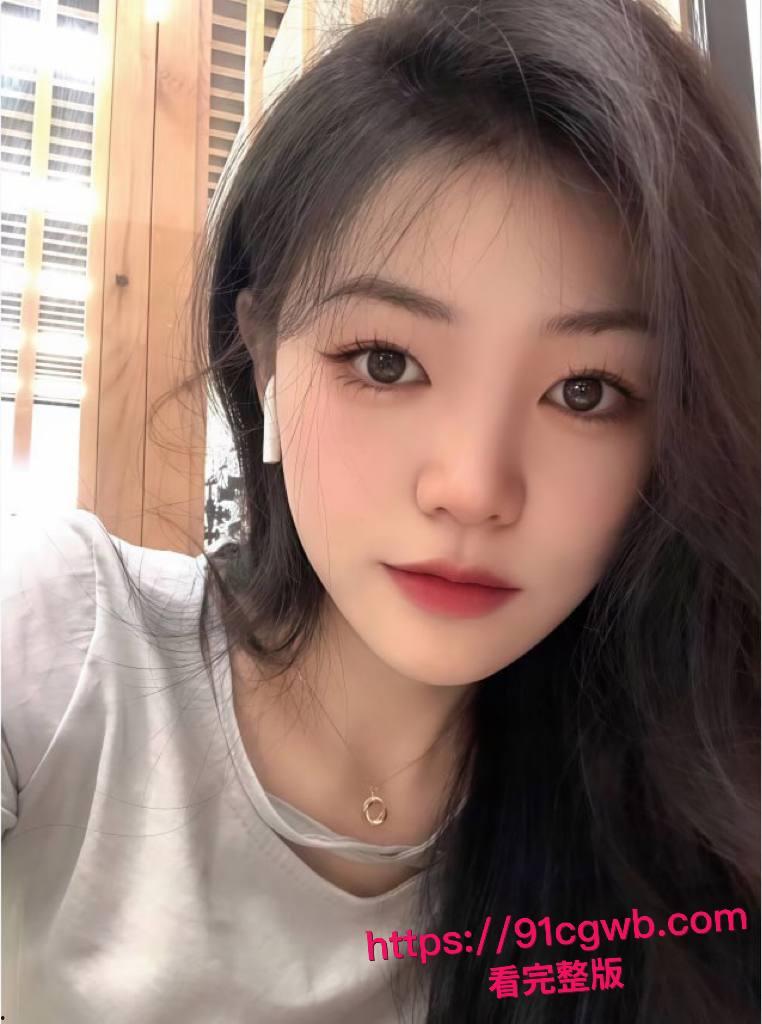 昆明理工大学系花李梦静家中最新私密视频泄密：跪地深喉吸吮肉棒口爆吞精，床上无套爆操骚穴激情颜射！-6