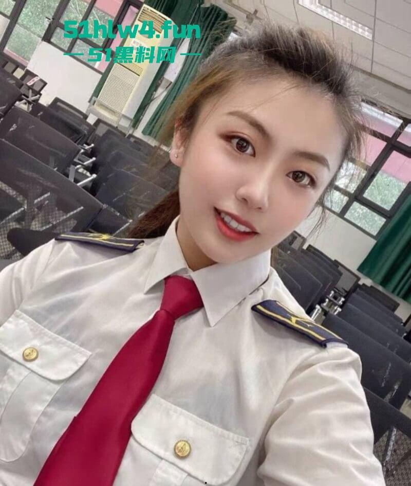 天津市滨海新区28岁美艳公务员，性爱视频曝光露脸深情舔屌，官场闺秀现实淫荡至极。-6