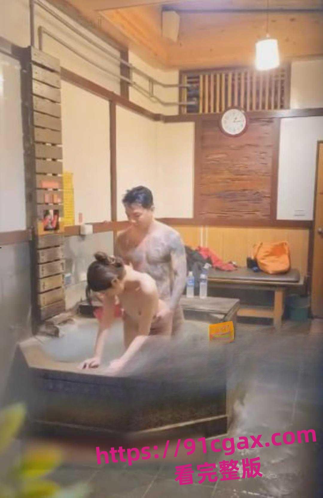 网络疯传台湾一情侣北投温泉会馆泡汤做爱竟惨遭偷拍！全程露脸曝光极其刺激！-3