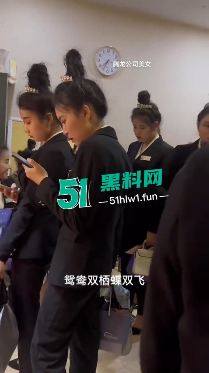 缅甸夜市成了小姐姐秀场，白天工装逛逛大街 晚上穿吊带撩遍全场！-5