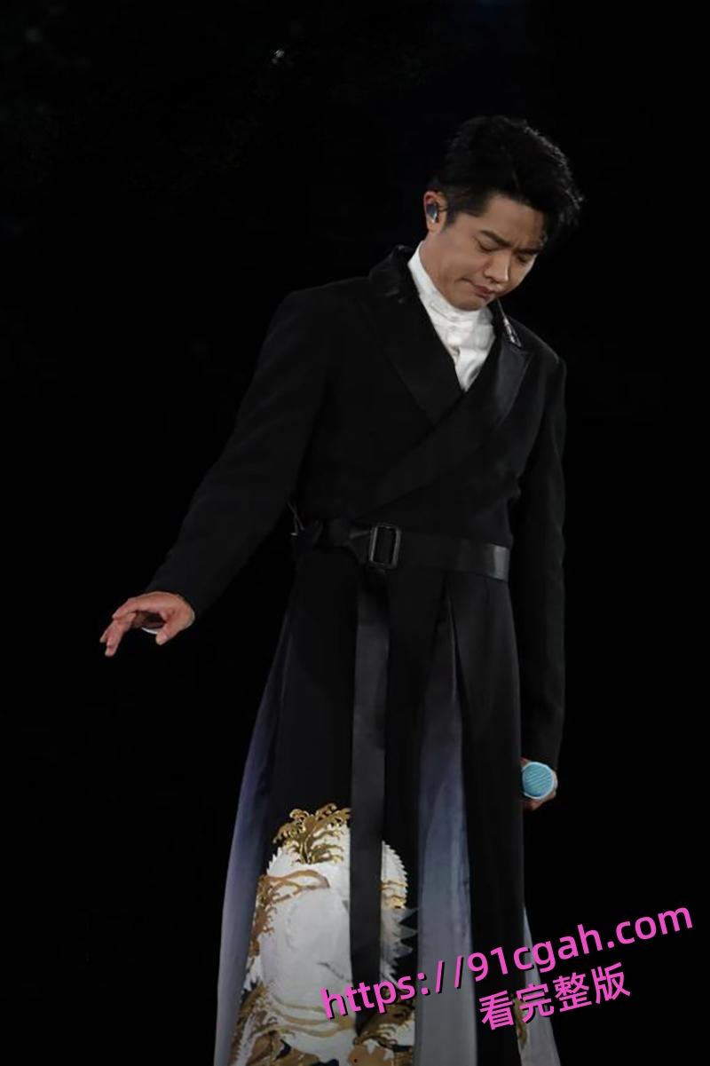 凤凰传奇曾毅彩排照性爱姿势手表登热搜 自曝曾殴打女工作人员点燃舆论火焰！-2