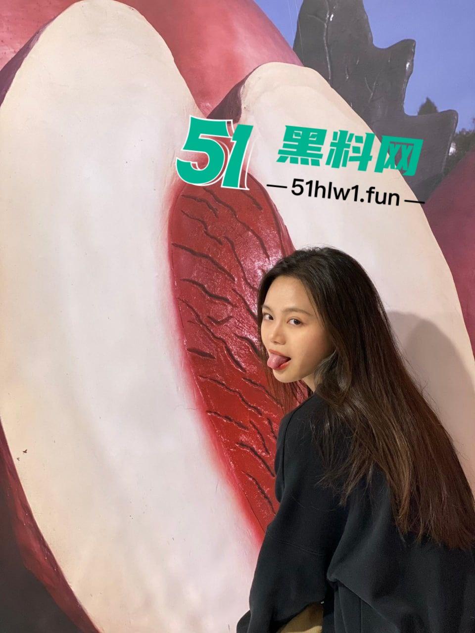 重庆科技大学眼镜学妹【林芮言】从三好学生到床上骚货，她的私密生活被渣男男友曝光，淫叫声和极品骚奶骚得很！-4