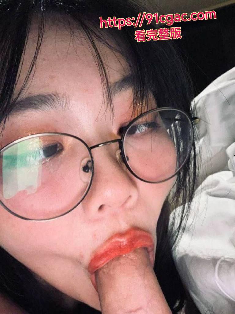 十个眼镜九个骚，长大嘴巴吃大肉棒，还一副意犹未尽的样子！！-3