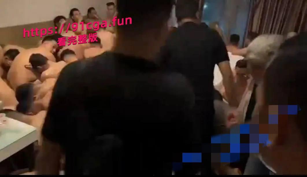 炸裂 聚众淫乱被抓 清一色男男 小小的房间里能有二三十号人！ #男性聚众淫乱-3