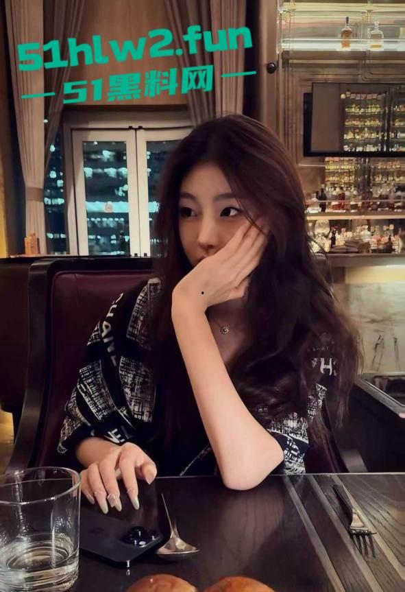 上海极品身材反差大二舞蹈生【刘静雯】被爆裸照网上勾引他人，车库男厕所性爱视频全网疯传。-8