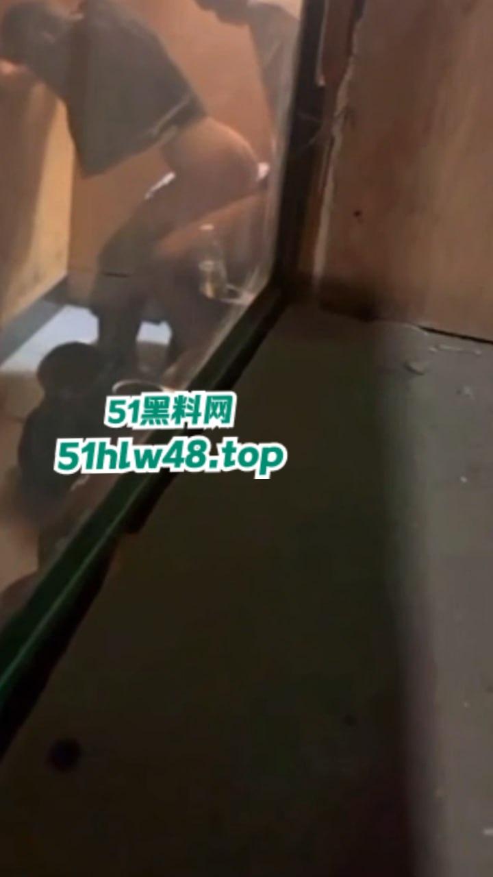 瓜友投稿电影院偷拍操逼，据说女主是没毕业的大学生影院兼职被小主管拿下，小翘臀是真性感啊！-3