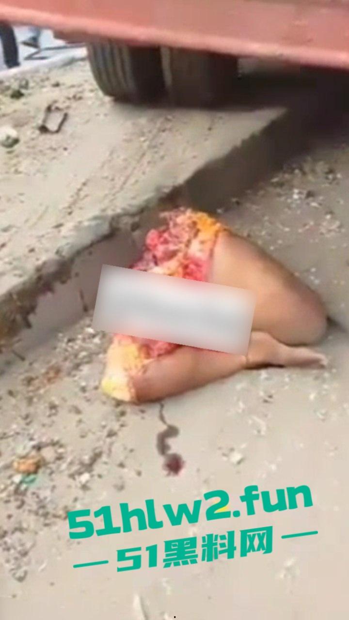 【血腥恐怖】尼日利亚重大车祸一妇女坐在货车前休息，由于视线盲区司机并未发现 将其碾压成两截。-6