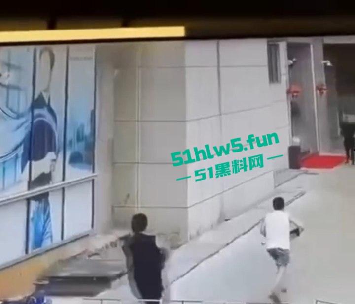 柬埔寨金边机场【AK枪击案】曝光，先手枪威胁再掏出AK扫射，持枪中国籍男子已经被逮捕。-6