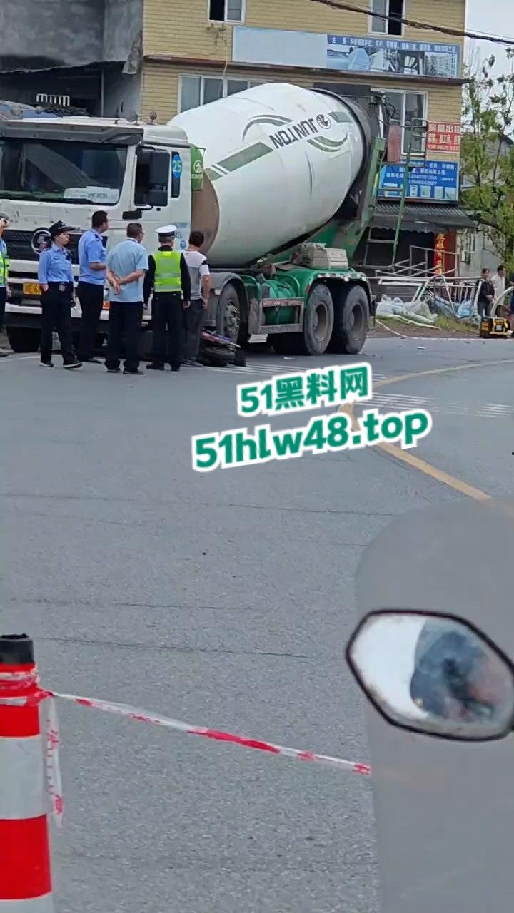 四川泸州男子拐弯超车不看路，未带头盔被重型大车压爆脑袋，当场惨变无头尸。-6