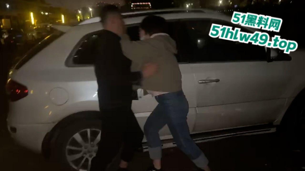 山东鲁B29E0H狗男女野外车震被原配当场抓现行，渣男强护小三暴打原配真不是人 。-4