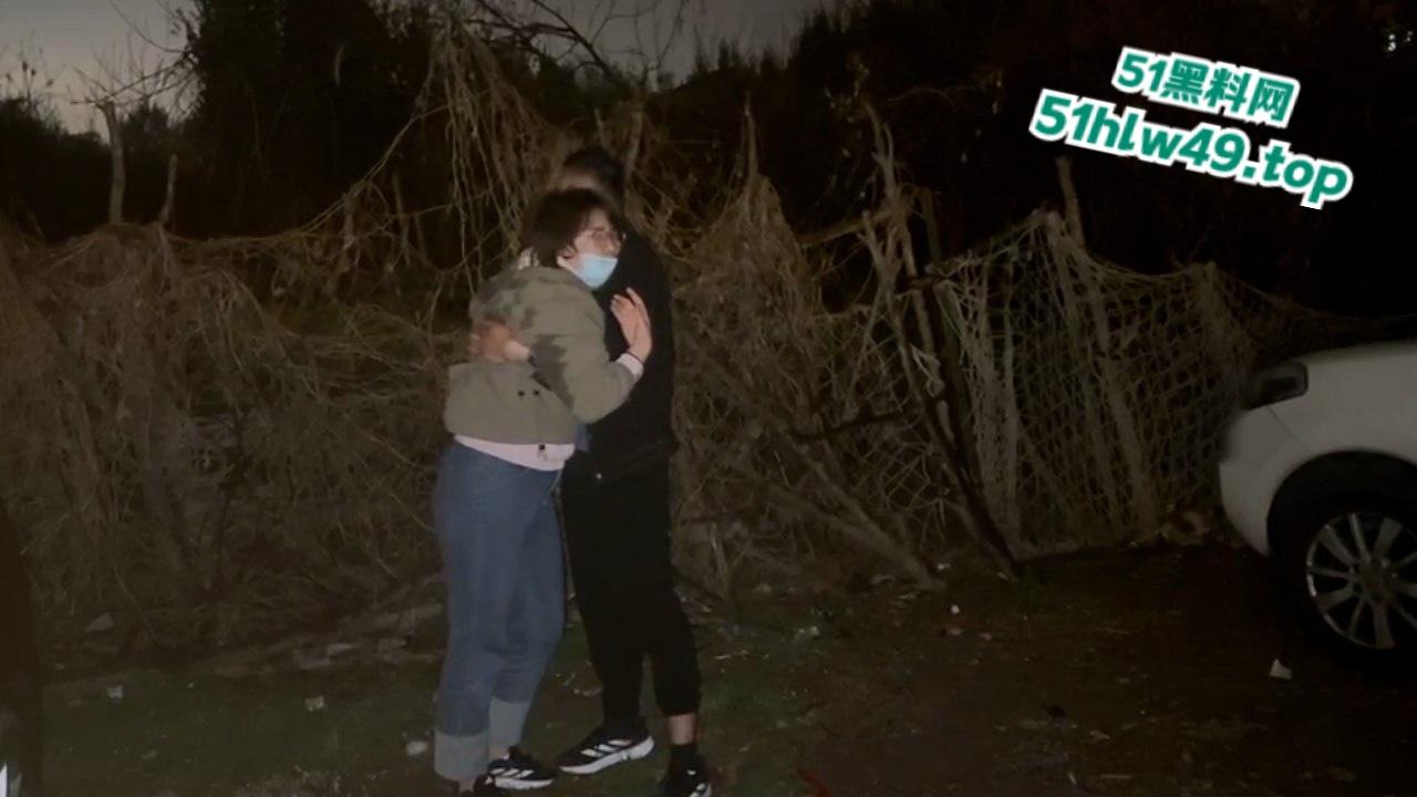 山东鲁B29E0H狗男女野外车震被原配当场抓现行，渣男强护小三暴打原配真不是人 。-9