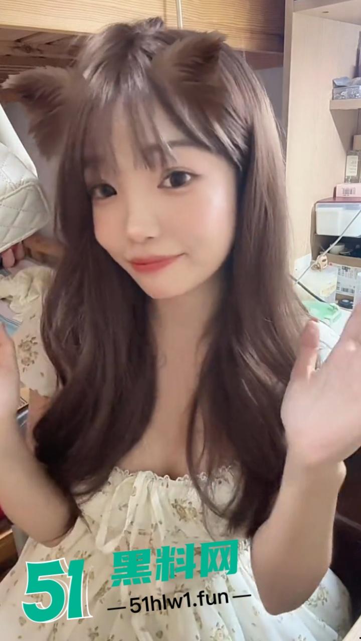 露出网黄【艺芋圆】高颜值大眼清纯母狗,主人调教成肉便器各种公共场合露出被扒出曝光后销声匿迹了。-1