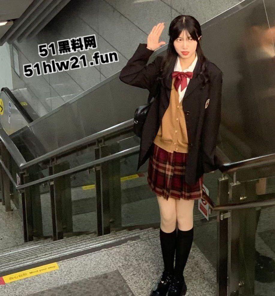 杭州校妓【方欣怡】身材高挑性感母狗，在教室给同学口交还背着男友被大叔包养，被男友曝光彻底成为校妓。-3