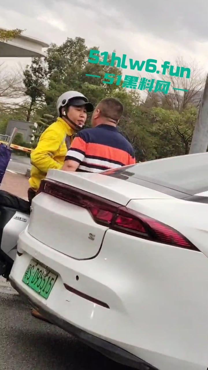 广东东莞网约车路怒哥，下车辱骂外卖员后备箱掏出铁棍，结果只是虚张声势吓唬人死活不敢动手。-2