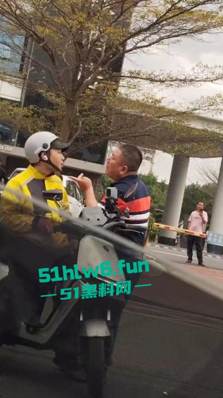 广东东莞网约车路怒哥，下车辱骂外卖员后备箱掏出铁棍，结果只是虚张声势吓唬人死活不敢动手。-3
