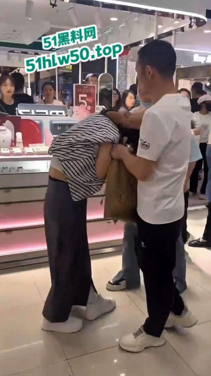 江西小三在商场被原配当场抓现行，上来直接拽头发踹下体，怒扇老婆情夫惹众人围观。-5