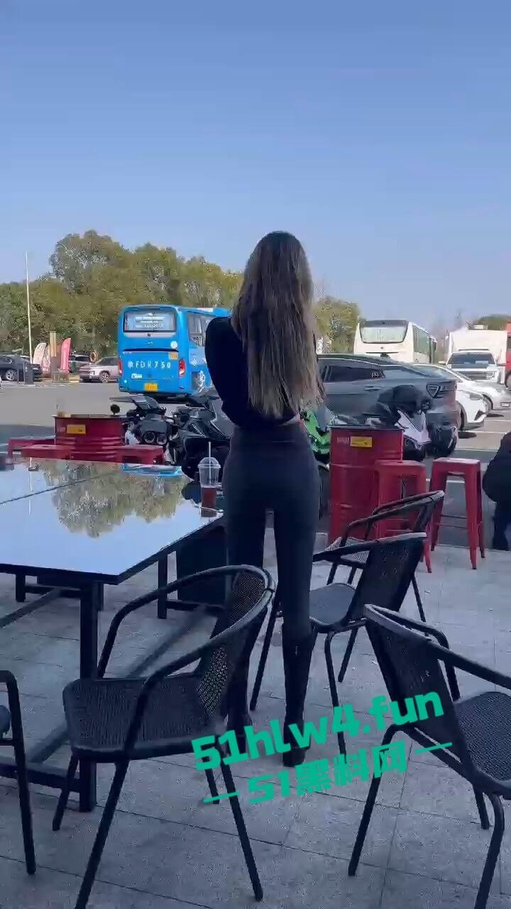 车祸现场，奥体美腿女骑手压弯摔车被摔出脑浆，美腿女骑装逼不成惨遭勾魂。-1