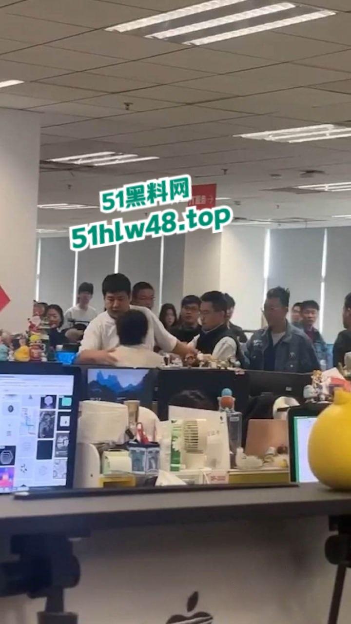 京东员工神操作借职务之便，睡供应商老婆被老公发现后，携全家到公司讨要说法。-2