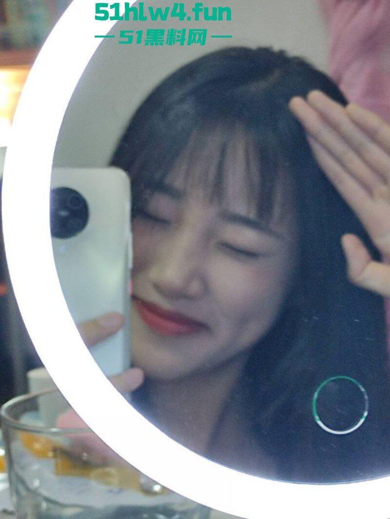 露脸反差学生妹，金主重金定制看似清新单纯的小妹妹，私下极度母狗各种自拍私密处。-7