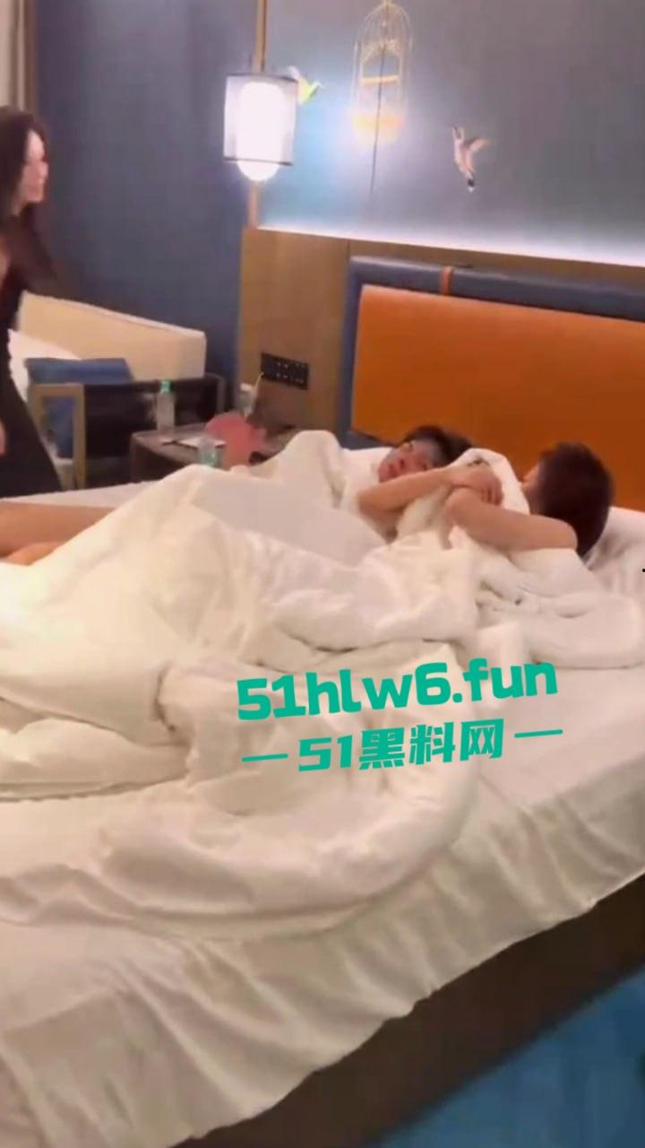 湾湾捉奸现场，台妹的性格是真好把男友和闺蜜捉奸在床，这样高颜值的闺蜜是真的太危险。-1