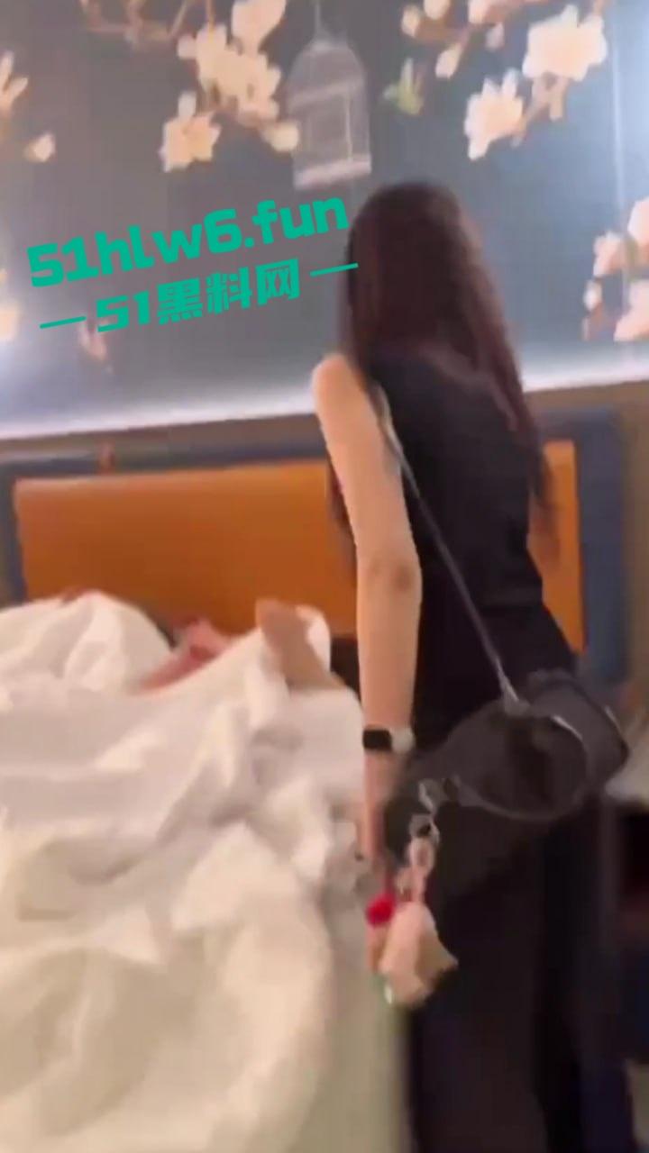 湾湾捉奸现场，台妹的性格是真好把男友和闺蜜捉奸在床，这样高颜值的闺蜜是真的太危险。-2