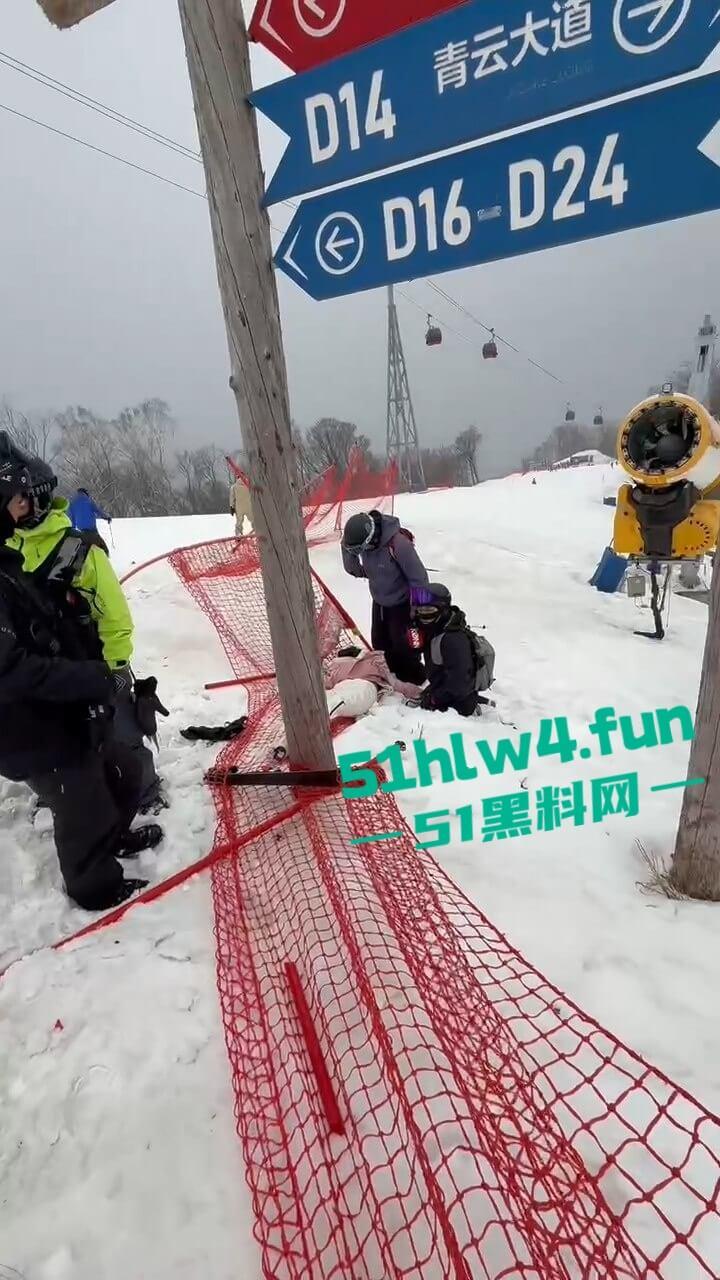 北大湖滑雪场新手滑雪妹，误入中高级滑道滑雪，不慎摔飞被撞到变形断腿场面超吓人。-6