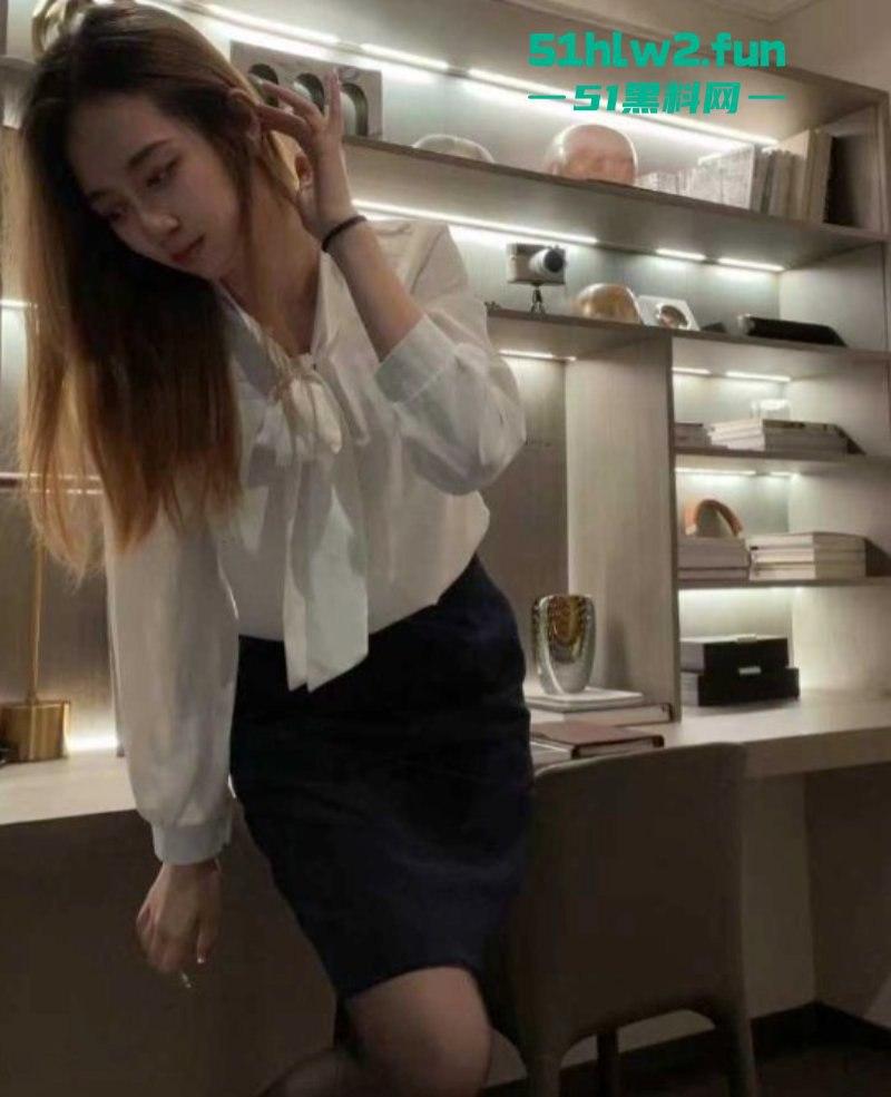 超越翰林府，广东佛山顺德悦府女销售【程圆】制服加黑丝，就在样板间让老板内射。-1