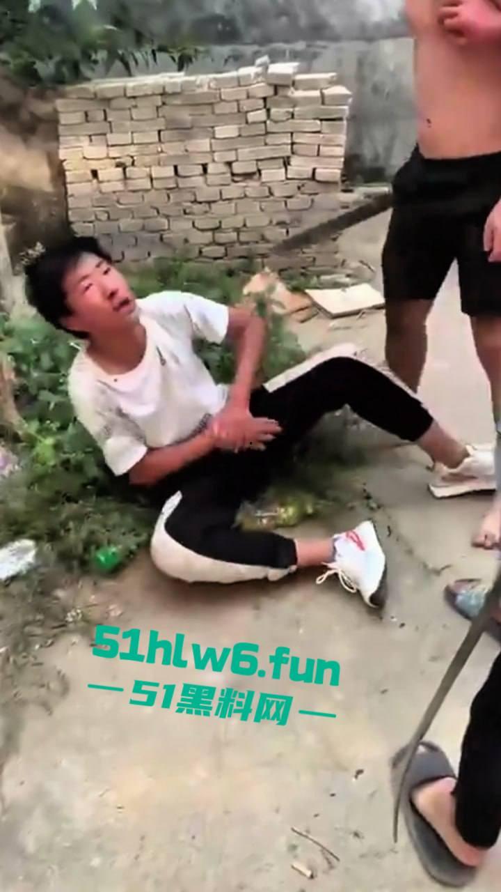 河南南阳暴力事件，精神小伙虐待殴打学生拍下视频炫耀，人神共愤必须重判啊。-2