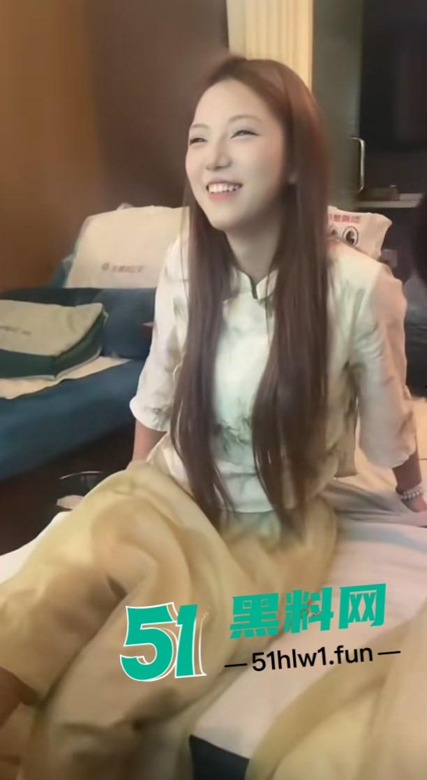 抖音新娘技师【莉莉安】被爆足疗房骚操作，千里跋涉挨操后入服务一条龙，大神千里扑来连干三晚直呼上头！-12