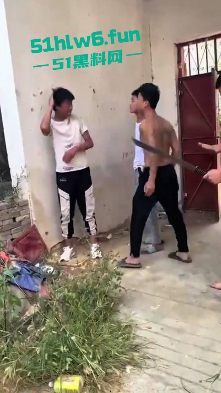 河南南阳暴力事件，精神小伙虐待殴打学生拍下视频炫耀，人神共愤必须重判啊。-4