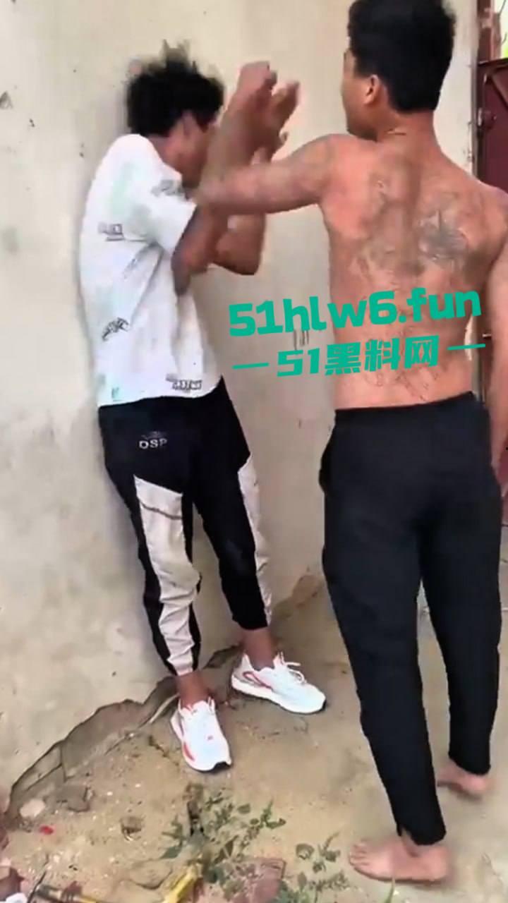 河南南阳暴力事件，精神小伙虐待殴打学生拍下视频炫耀，人神共愤必须重判啊。-5