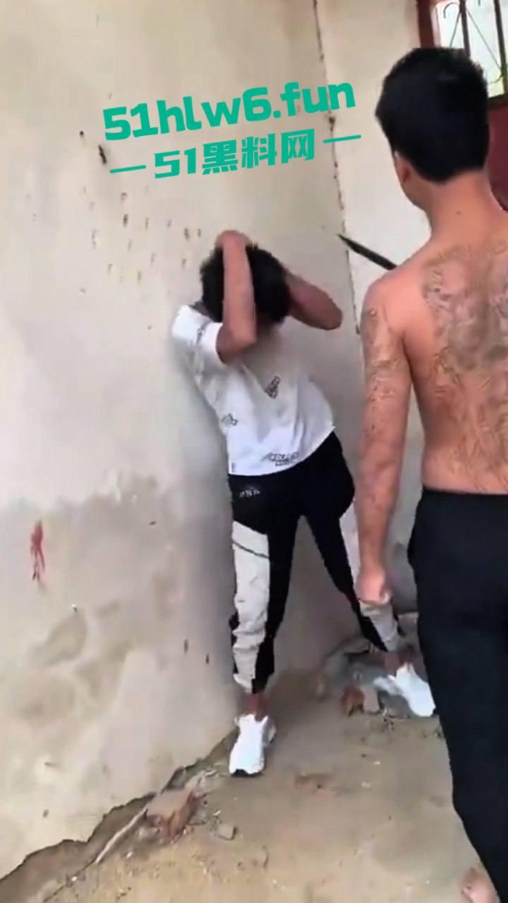 河南南阳暴力事件，精神小伙虐待殴打学生拍下视频炫耀，人神共愤必须重判啊。-6