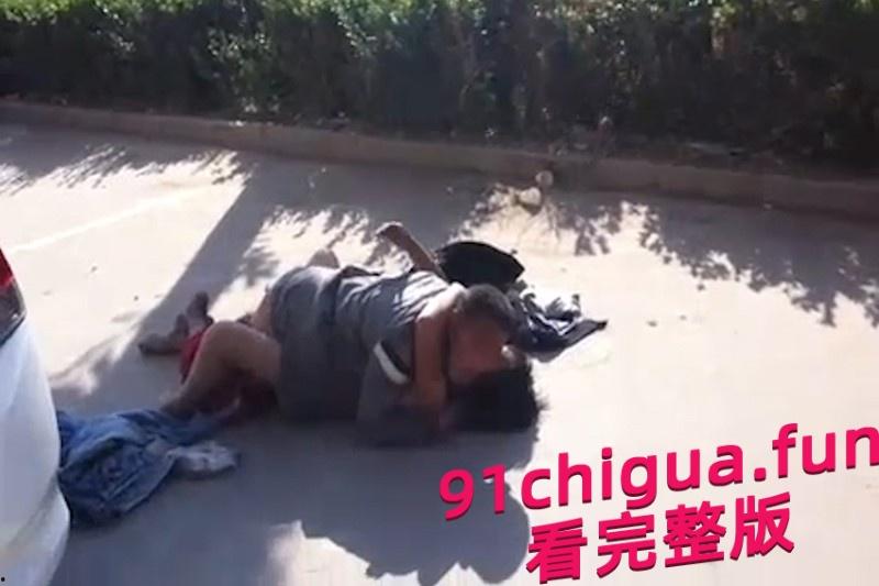 大爷大妈马路边激情做爱 被围观群众怼脸拍摄 #近距离偷拍大爷大妈做爱-2