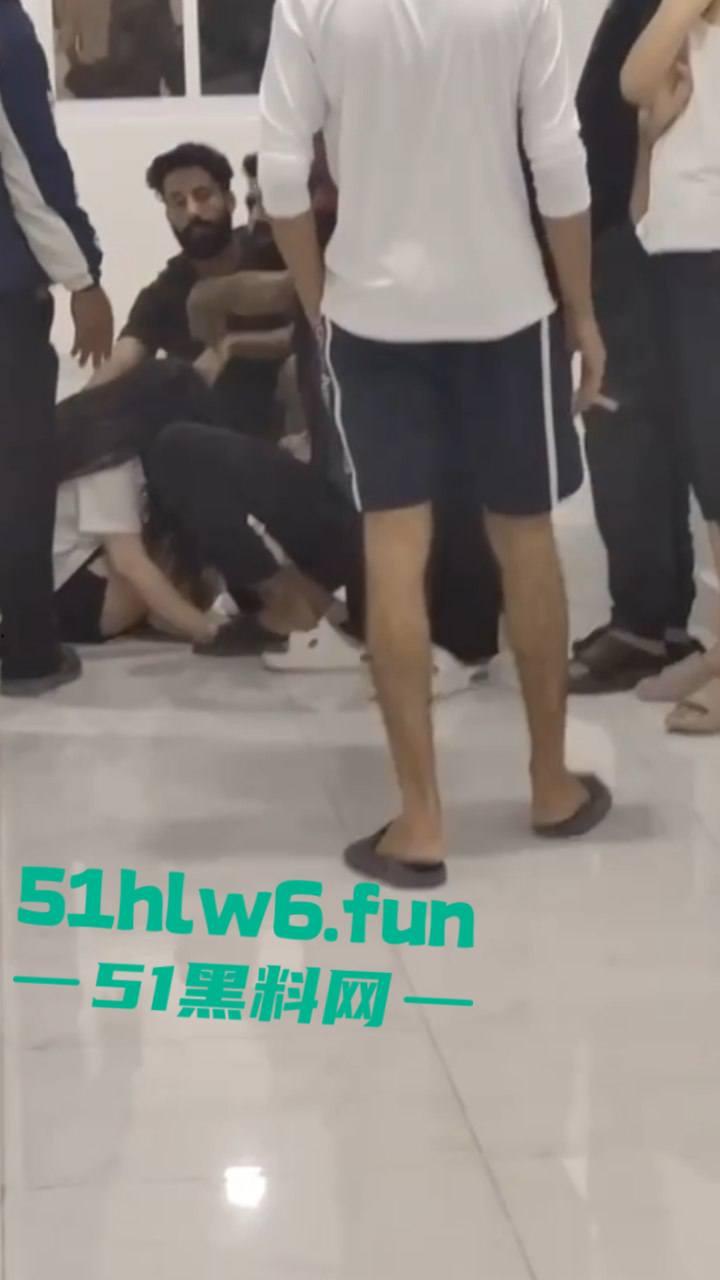 柬埔寨波贝太子园区，韩国男子强奸女子被老外们制止逮捕，韩国男还现场装逼结果直接被警方带走。-4