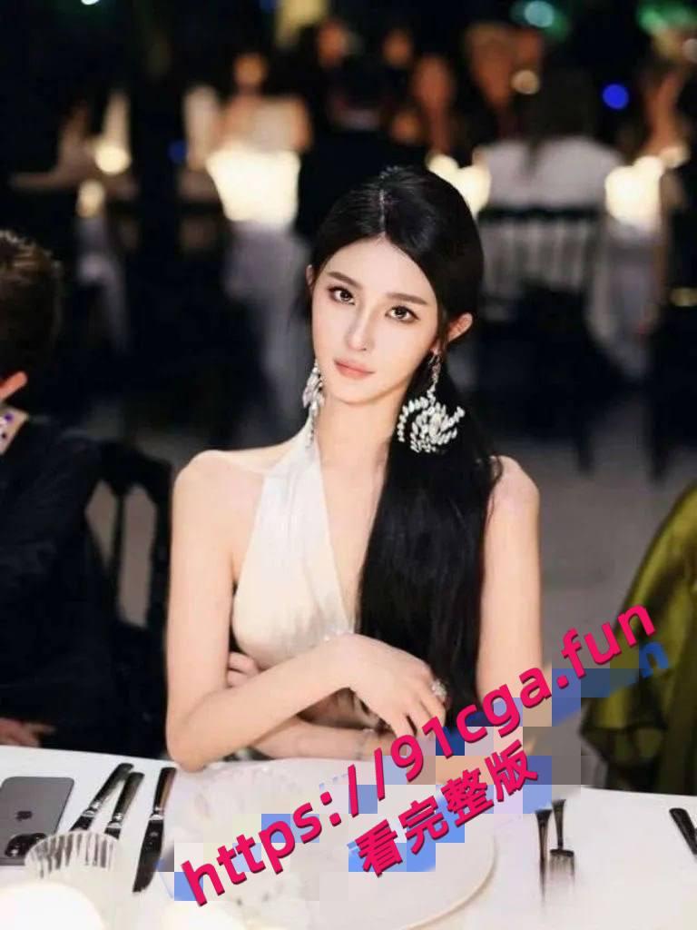 国际绝美超模秦冉 潜规则跪地口交吞精 第一视角欣赏女神淫态-1