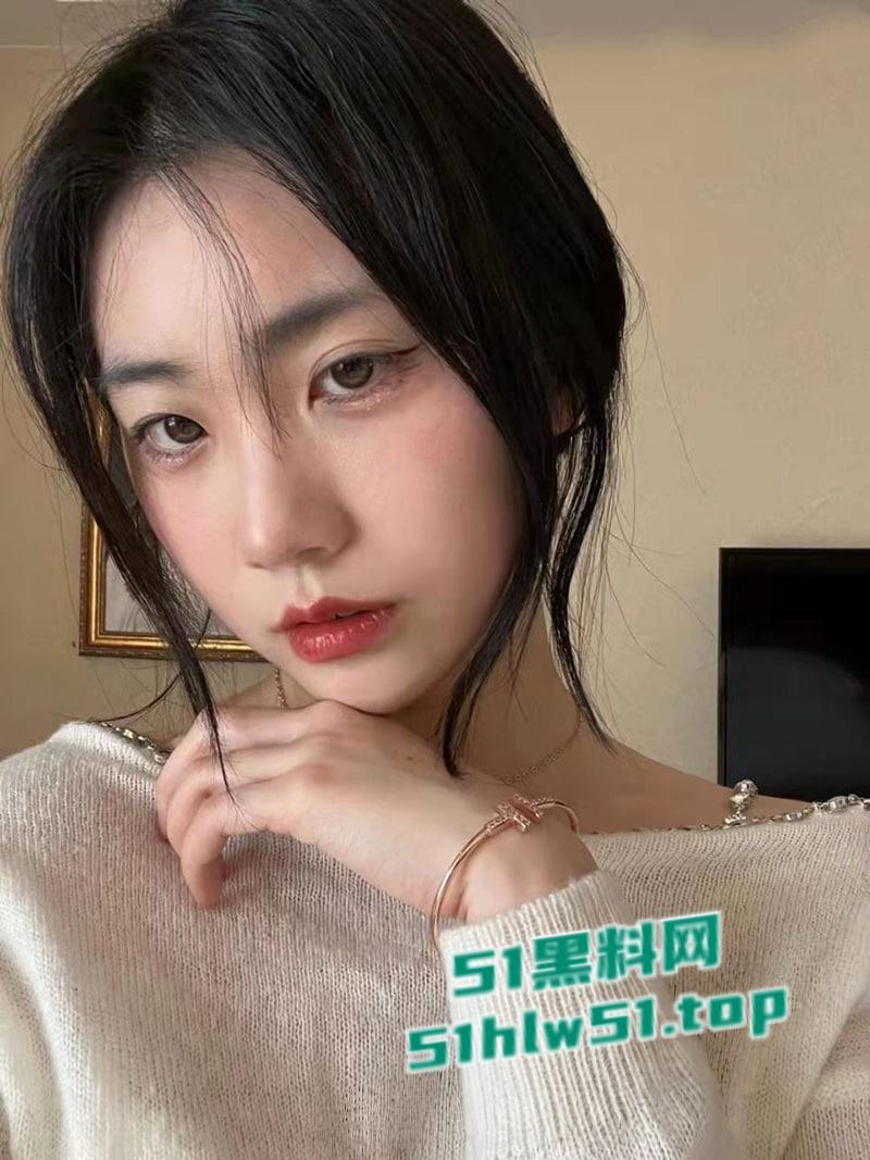 刚踏入社会的极品反差健身学生妹，骚母狗身材超赞，口交自慰勾引金主，粉嫩小穴诱人至极！-1