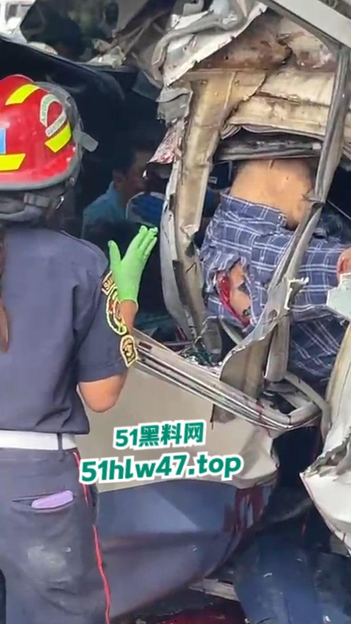 【血腥恐怖】印尼发生惨烈车祸，超速行驶失控后撞上前方货车，导致多人死亡司机直接面目全非。-3