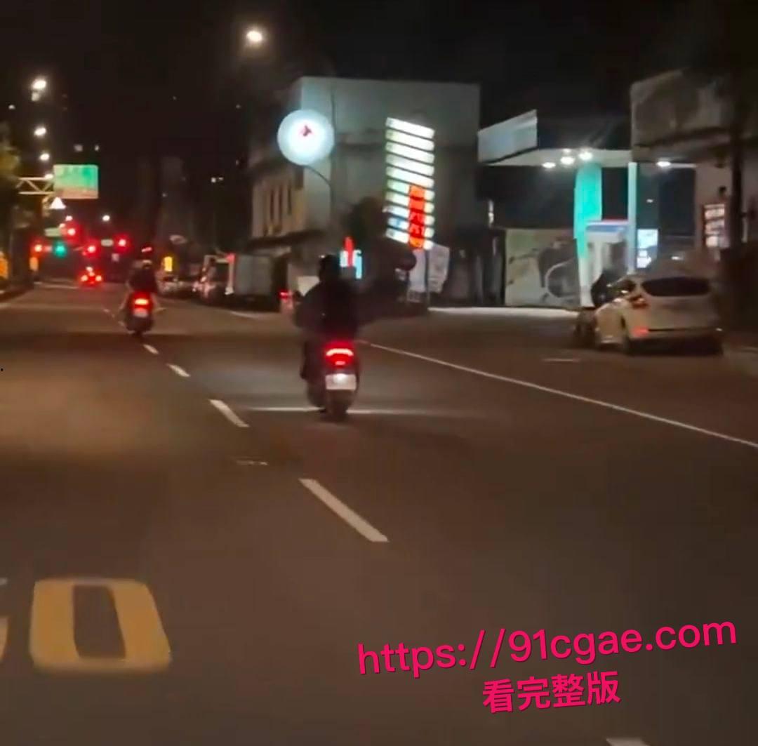 街头激情上演摩托便当大战 女子反坐飙车臀部猛顶男骑士鸡巴 全过程偷拍视频疯传-2