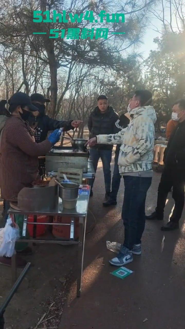 平民夫妻俩于日照航海工程职业学院门口摆摊，不明人物掀摊找事现场视频，实在可恶！-7