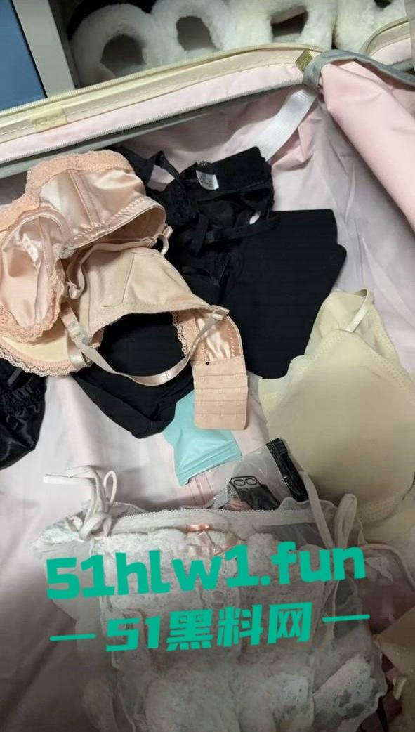 独家曝光！湖北19岁母狗【邵丽燏】库底咖啡营业员，在寝室给主人拍自慰视频做任务小处女被调教成骚母狗！-3