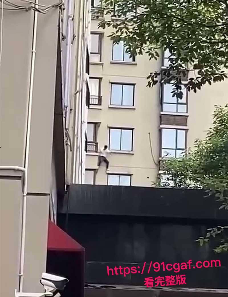 贵阳市花果园高楼惊现蜘蛛侠！ 心理素质牛逼 结局封神！看完女主才知道为啥这么牛了！-9