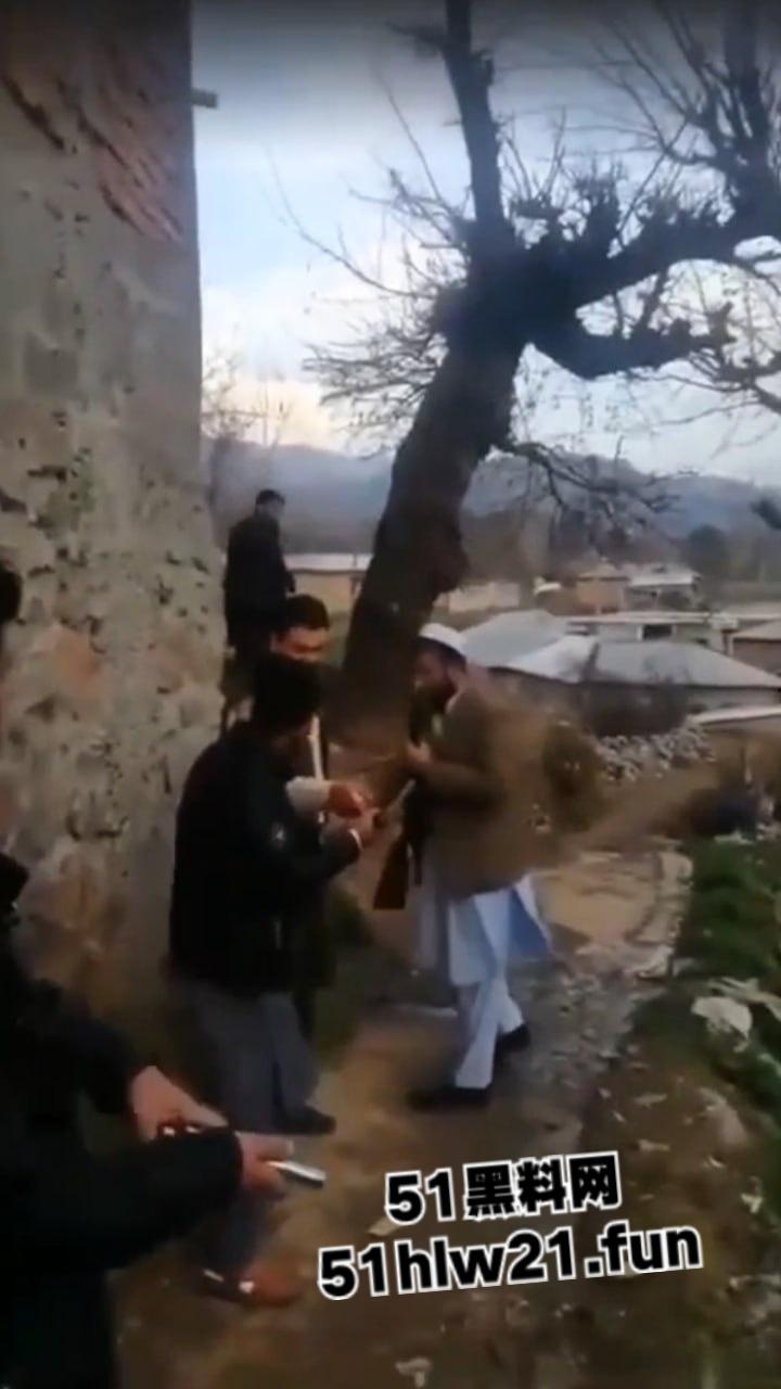 巴基斯坦爆头事件，村民体验刚到的手枪结果遭猪队友走火爆头，男子当场去世。-4