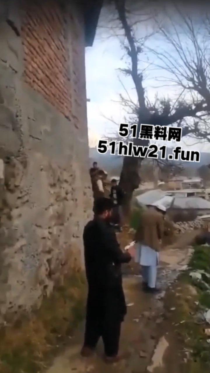 巴基斯坦爆头事件，村民体验刚到的手枪结果遭猪队友走火爆头，男子当场去世。-5