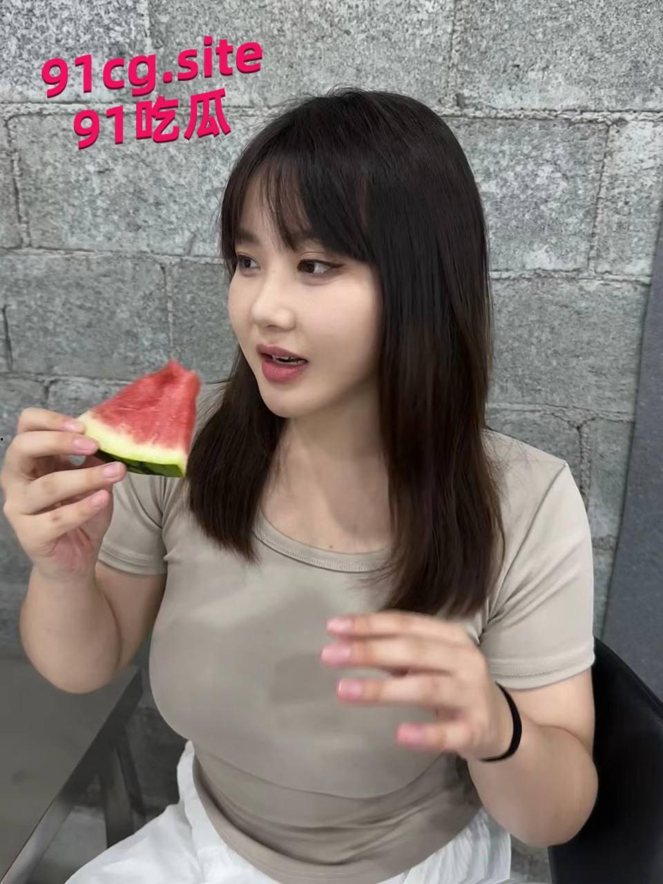 辽宁鞍山群友投稿骚逼前女友  在一起时总发朋友圈聊骚擦边还背着我出去玩3p被抓到聊天记录-1