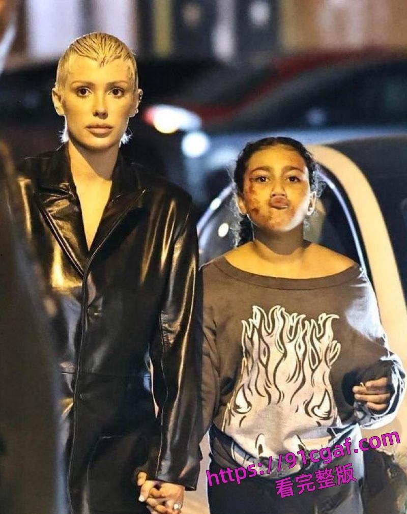 侃爷生日宴带12岁女儿参加人体宴盛会 将女儿献给吹牛老爹场面极度淫乱！-4