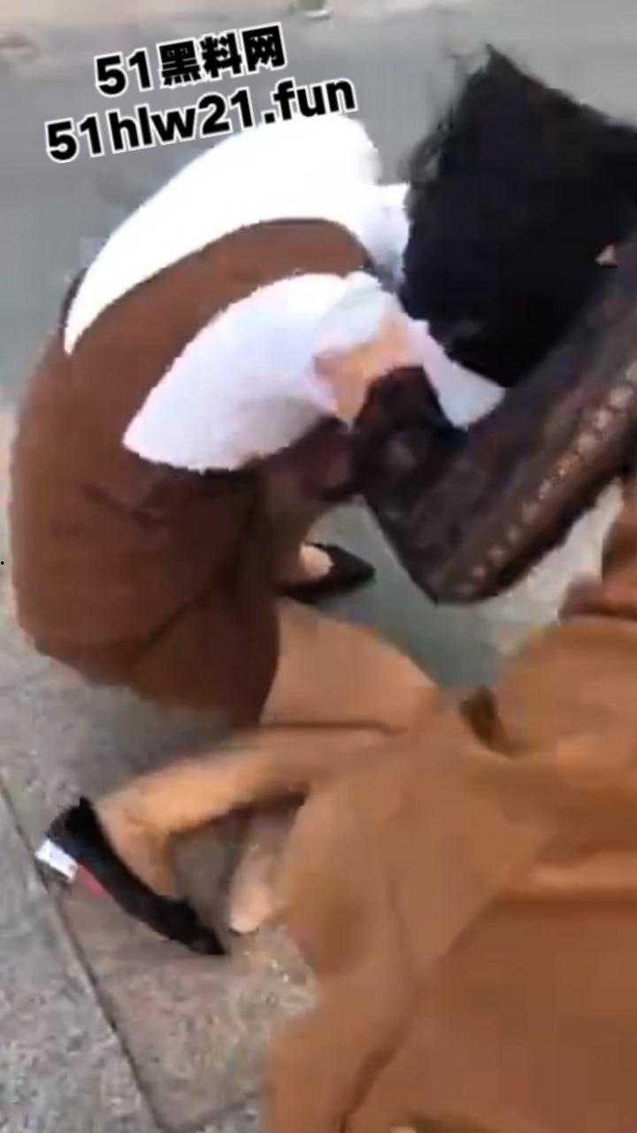 广西少妇爆锤小三现场，死命抓住小三头发脚踢，小三身材的确比原配更丰韵难怪老公会出轨呢。-4