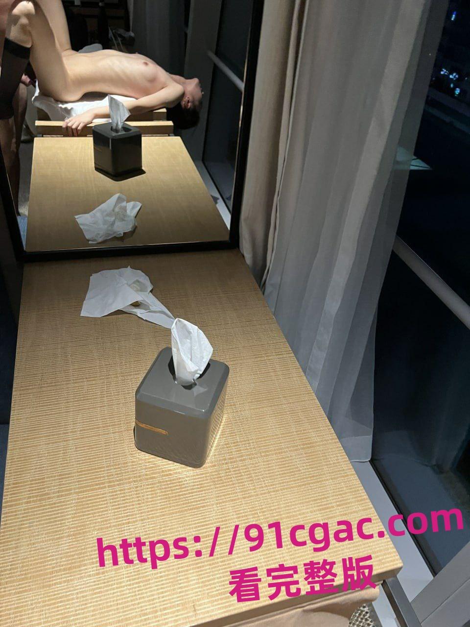 警花张津瑜和现任老公家人们一起吃饭！沦为万人肉便器居然被老实人接盘了-2