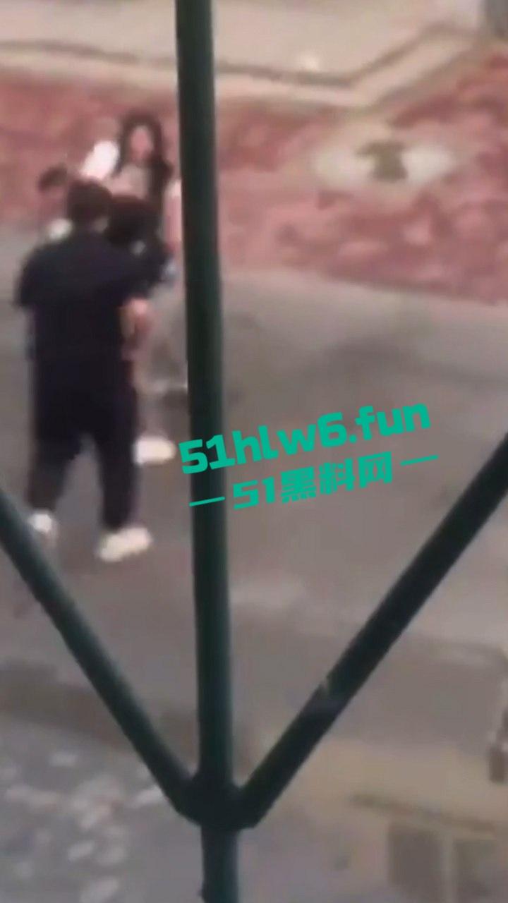 天津砍杀现场，已婚女劈腿偷吃小鲜肉被老公发现，原配愤怒带刀将鲜肉男当街砍杀。-7